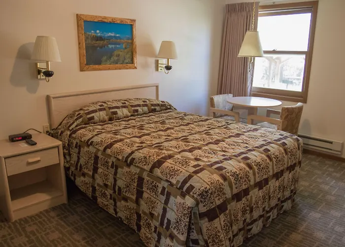 Stagecoach Inn & Suites