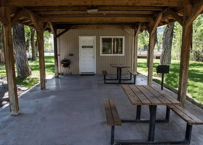 Stagecoach Inn & Suites